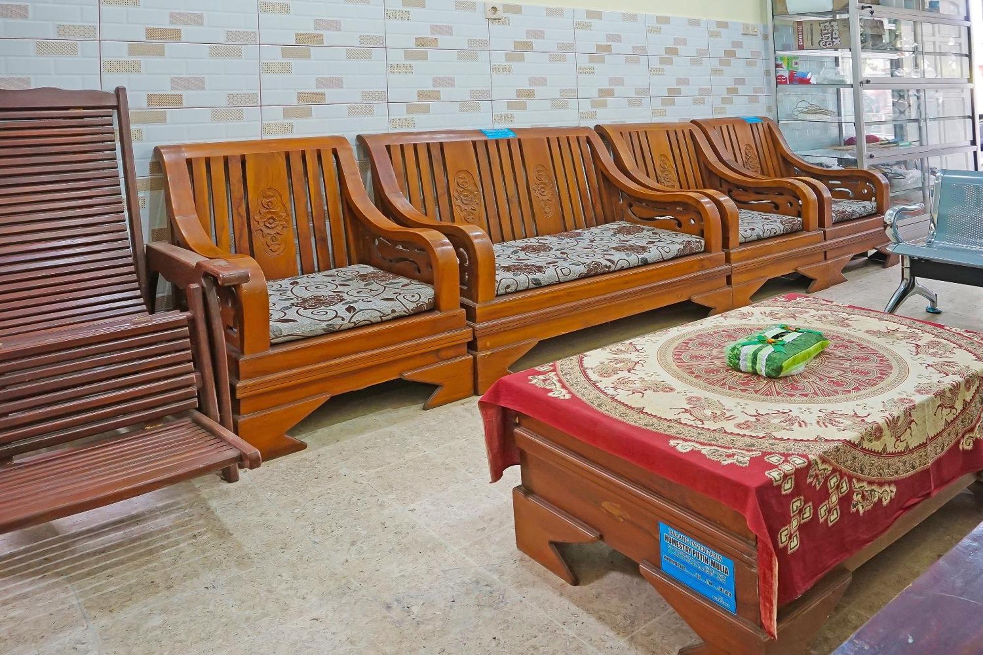 Putih Mulia Homestay Syariah Lumajang Exterior foto